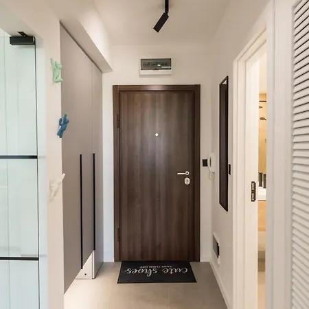 Kashmir Deluxe With Parking Apartament *