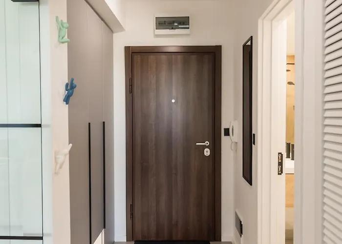 Kashmir Deluxe With Parking Апартамент *